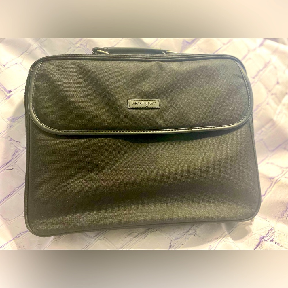 Kensington 15.6” Laptop Bag NWT